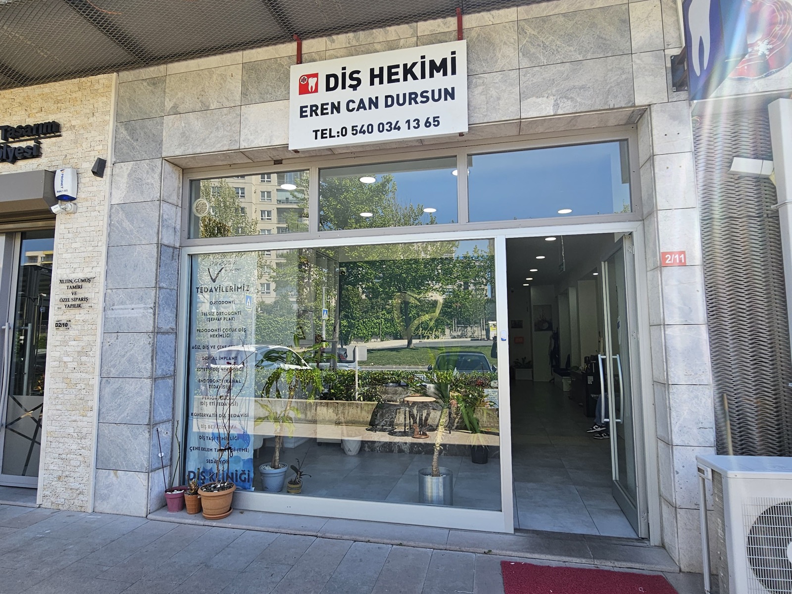 Archident Diş Kliniği dış cephe ve giriş alanı